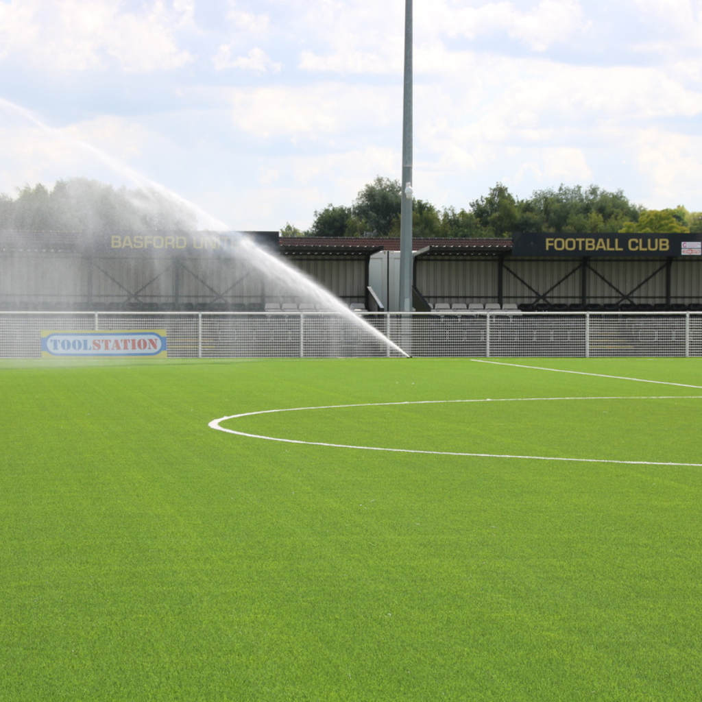 irrigação em campo de futebol