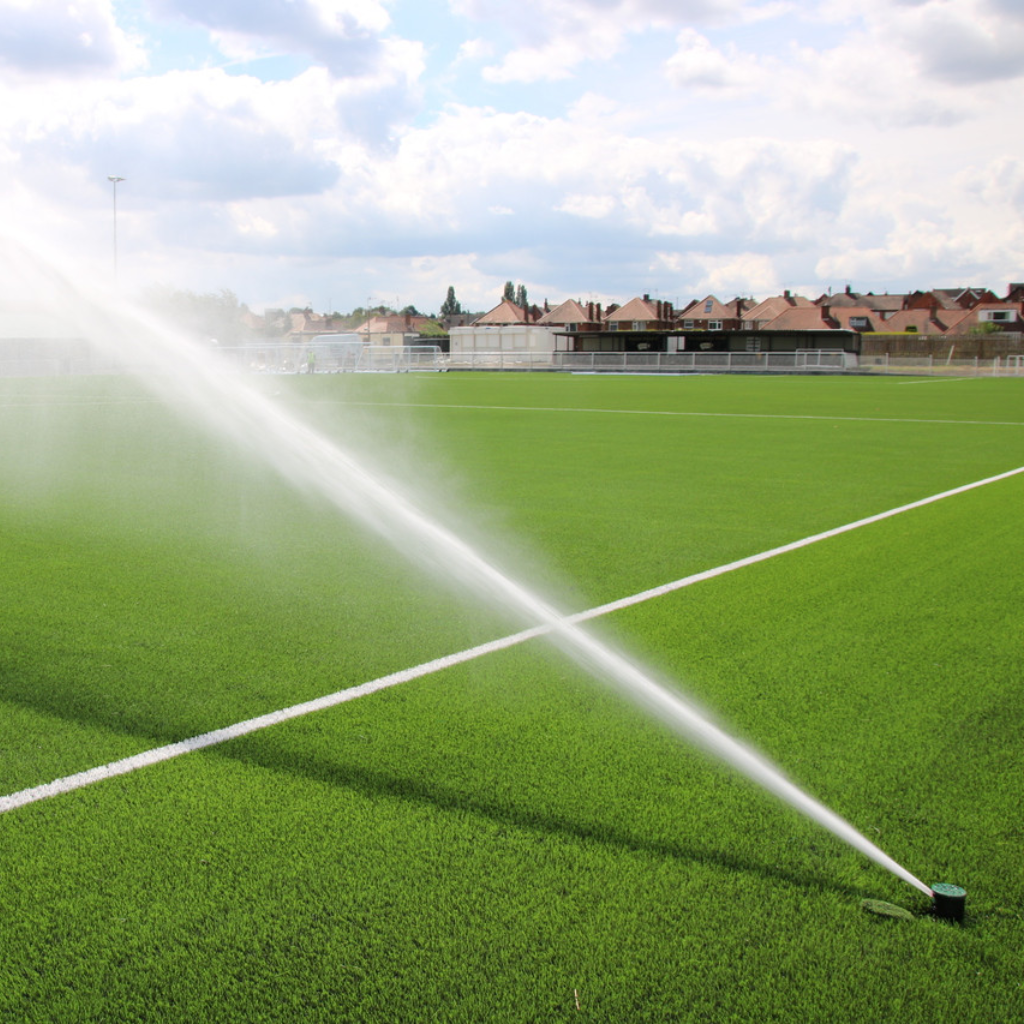 rotor de irrigação em campo de futebol